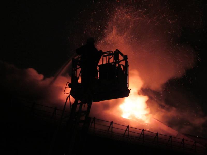 Dépollution après un incendie à Marseille dans les Bouches du Rhône